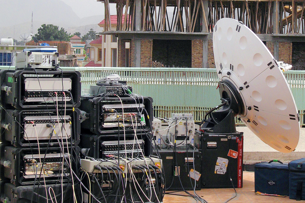 Equipamento da CNN usando cases SKB em Cabul