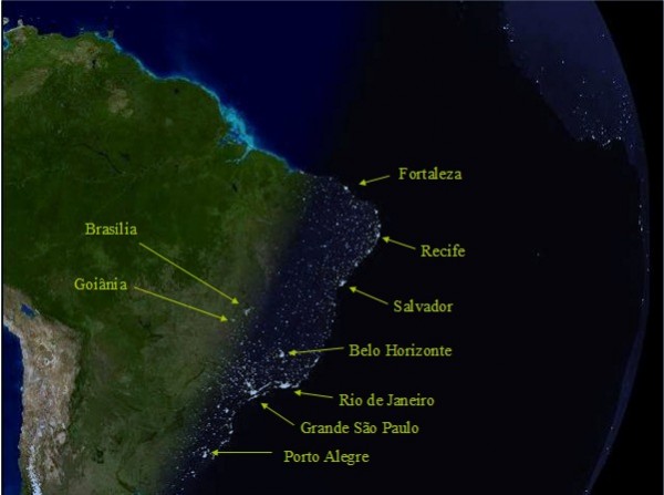 Costa brasileira à noite onde se vê claramente a concentração nas cidades costeiras.