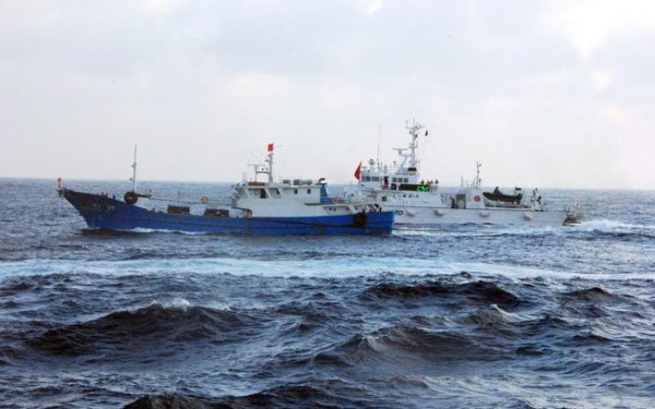 Barco de patrulha da Guarda Costeira do Japão se aproxima de barco de pesca chinês (E) a cerca de 200 km das disputadas ilhas de Senkaku (02/02) | AP japao-05-02