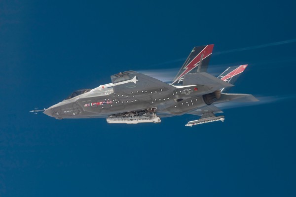 F-35A AF-01 testando compartimento interno de armas