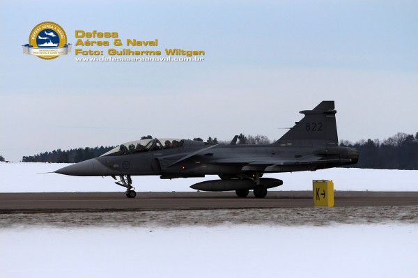 Gripen D taxiando em Linköping.