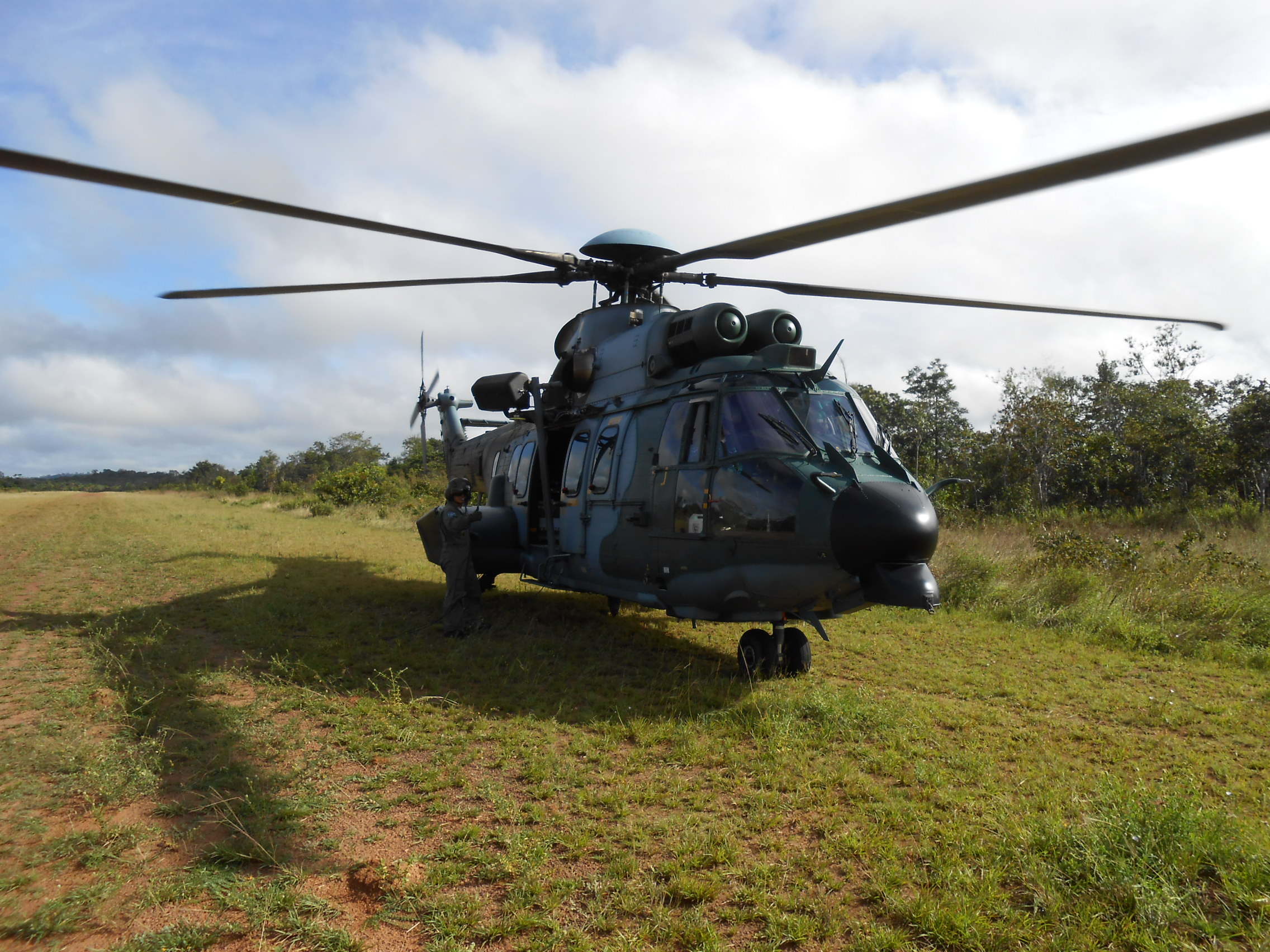 H-35 pousado na Aldeia Bona - Esquadrão Falcão