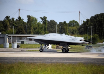 X-47 durante testes de pouso simulando porta-aviões