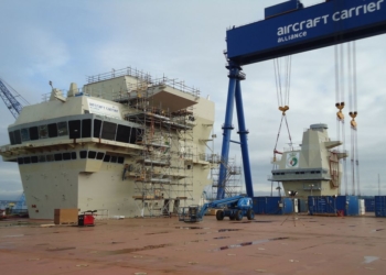 As duas ilhas do HMS Queen Elizabeth em 28 de Junho