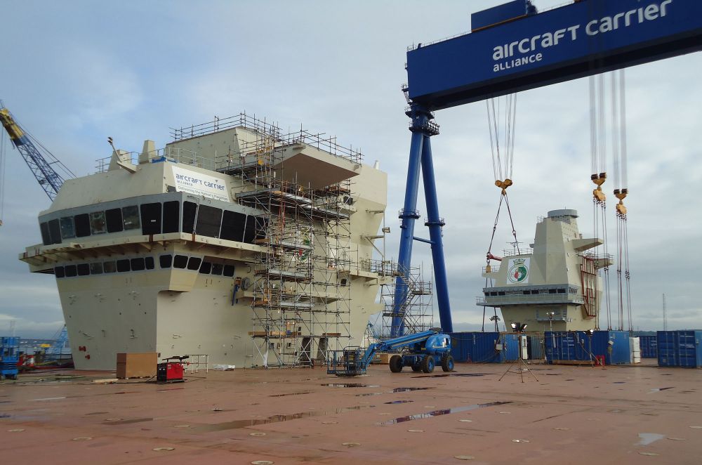 As duas ilhas do HMS Queen Elizabeth em 28 de Junho