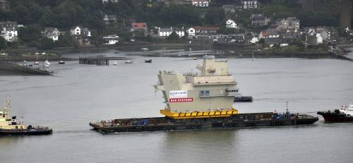 A ilha traseira transportada por barcaça passando por Glasgow (©: ACA)