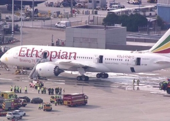 Reparar nas manchas escuras perto da cauda do 787 da Ethiopian