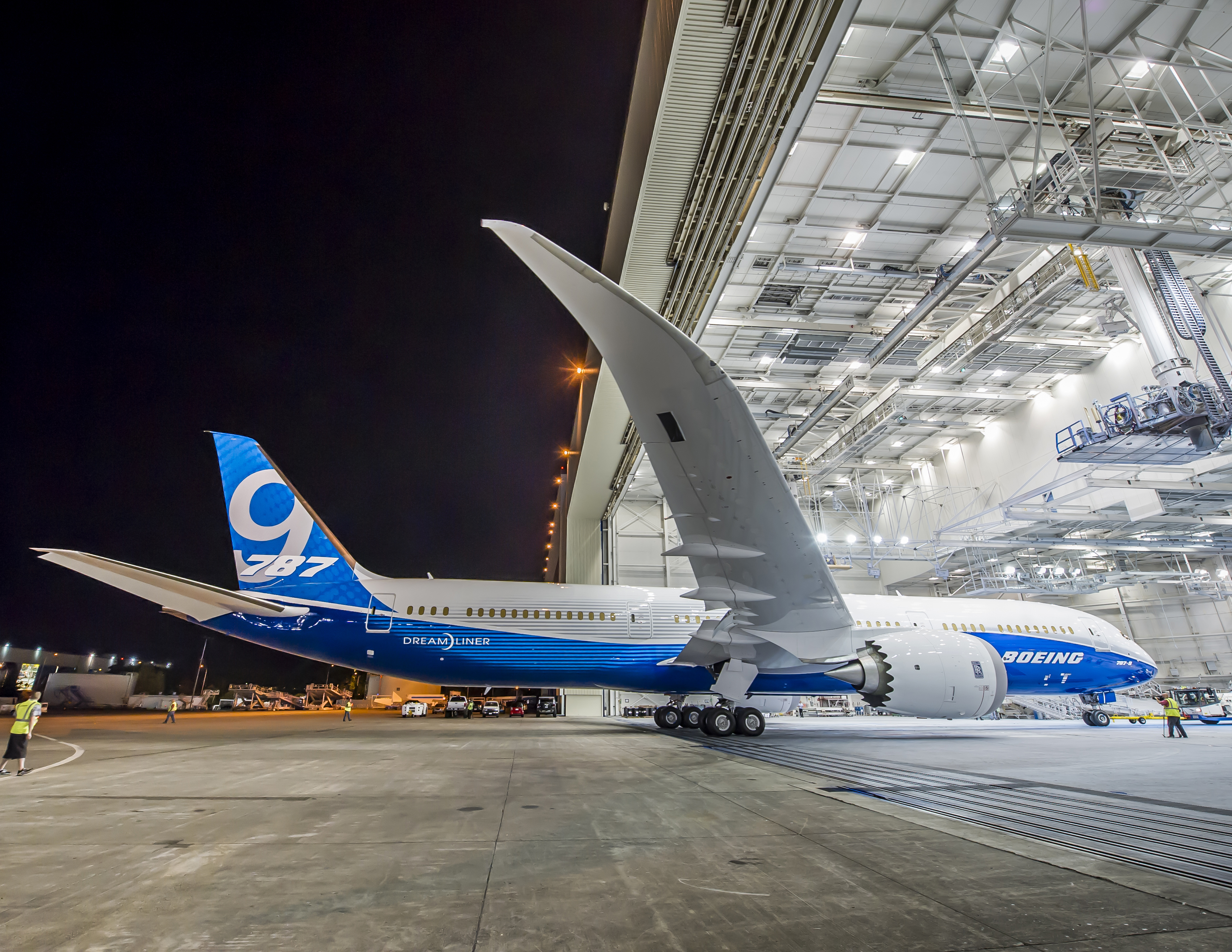 787-9 Paint hangar Roll Out