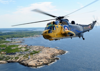 CH-124 Sea King voando com a pintura comemorativa dos 50 anos.