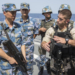 Forças de infliltração americanas e chinesas discutem táticas a bordo do Destróier Harbin (DDG 112)