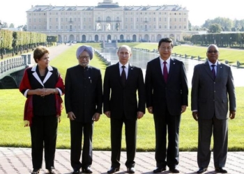 Chefes de estado dos países que formam o grupo dos Brics posam para foto após reunião durante cúpula de G20 em Strelna, próximo a São Petersburgo Foto: Sergei Karpukhin/Reuters