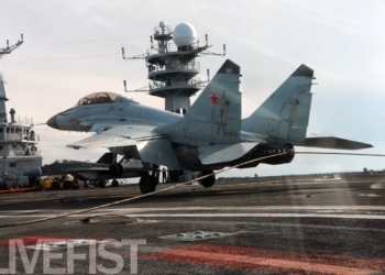 1º piloto indiano pousando com o MiG-29 no INS Vikramaditya (R 33)