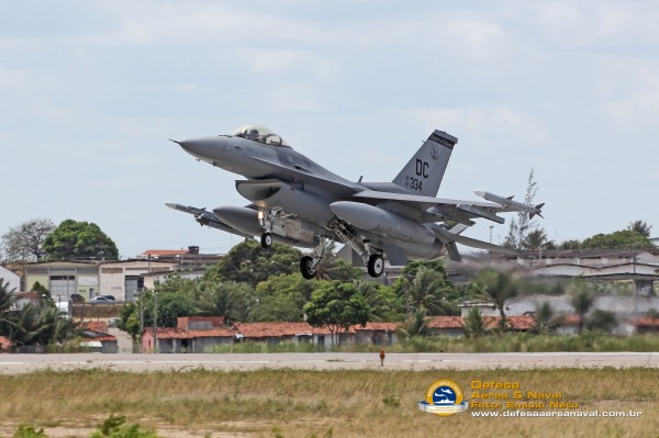 F-16-USAF-chegando-para-pouso