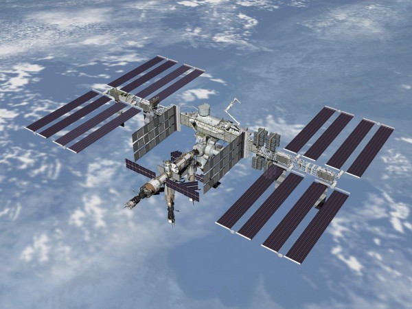 DECIDEN ELEVAR LA ÓRBITA DE LA EEI PARA EVITAR CHOQUE CON BASURA ESPACIAL