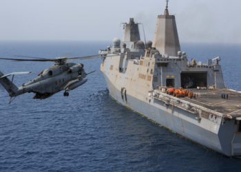 CH-53 pousando no USS Mesa Verde (LPD 19)