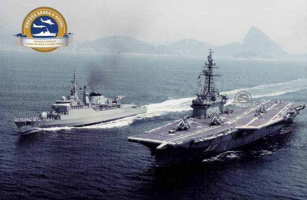 NAel Minas Gerais (A 11) e a Fragata Defensora (F 41) ao largo do Rio de Janeiro.