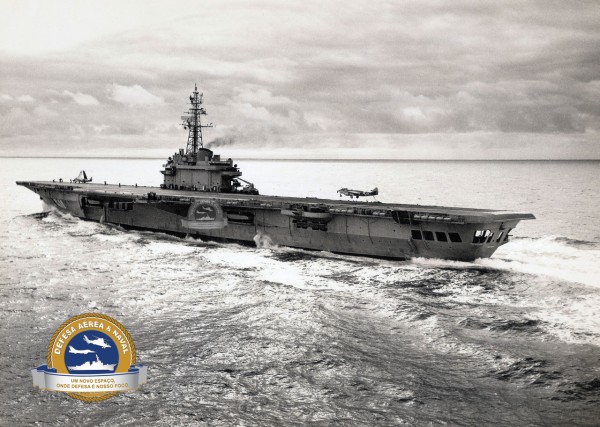 Um caça Hawker Sea Hawk da Royal Navy realizando um pouso enganchado durante os testes no Mar do Norte