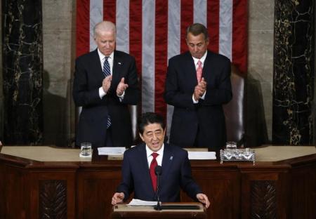 Premiê japonês, Shinzo Abe, discursa no Congresso dos EUA. 29/04/2015 REUTERS/Jonathan Ernst