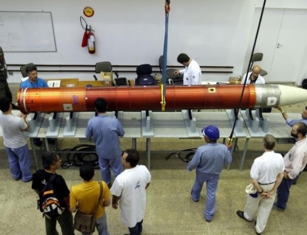 cientistas-e-funcionarios-trabalham-em-alcantara-1434400115085_615x470