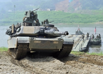 © AFP 2015/ JUNG YEON-JE
O tanque norte-americano M1A2 durante exercícios conjuntos dos EUA e a Coreia do Sul na cidade fronteiriça de Yeoncheon, a nordeste de Seul, em 30 de maio de 2013