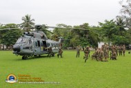 Fuzileiros brasileiros desembarcam da aeronave observados pelos fuzileiros americanos Unitas-Amphibious-2015-20