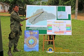 CF Pinto Homem mostra as áreas onde os fuzileiros desembarcaram Unitas-Amphibious-2015-82
