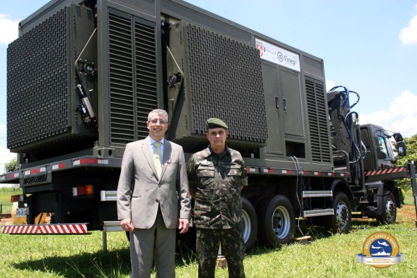 chefe do CTEx, General de Brigada Hildo Vieira Prado Filho, e do presidente da Bradar, Astor Vasques