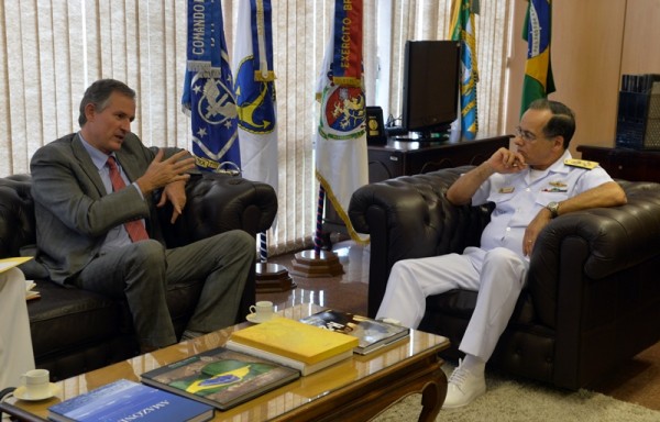 Embaixador francês Laurent Bili com o Chefe do EMCFA, AE Ademir Sobrinho
