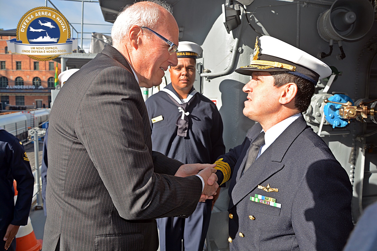 Embaixador Marcos Pinta Gama sendo recebido à bordo pelo CMG Canela embaixador-pinta-gama-e-cmg-canela