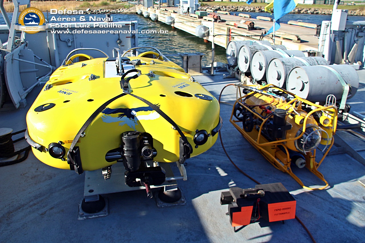 ROV Double Eagle MK II e uma carga explosiva para detonação de minas rov