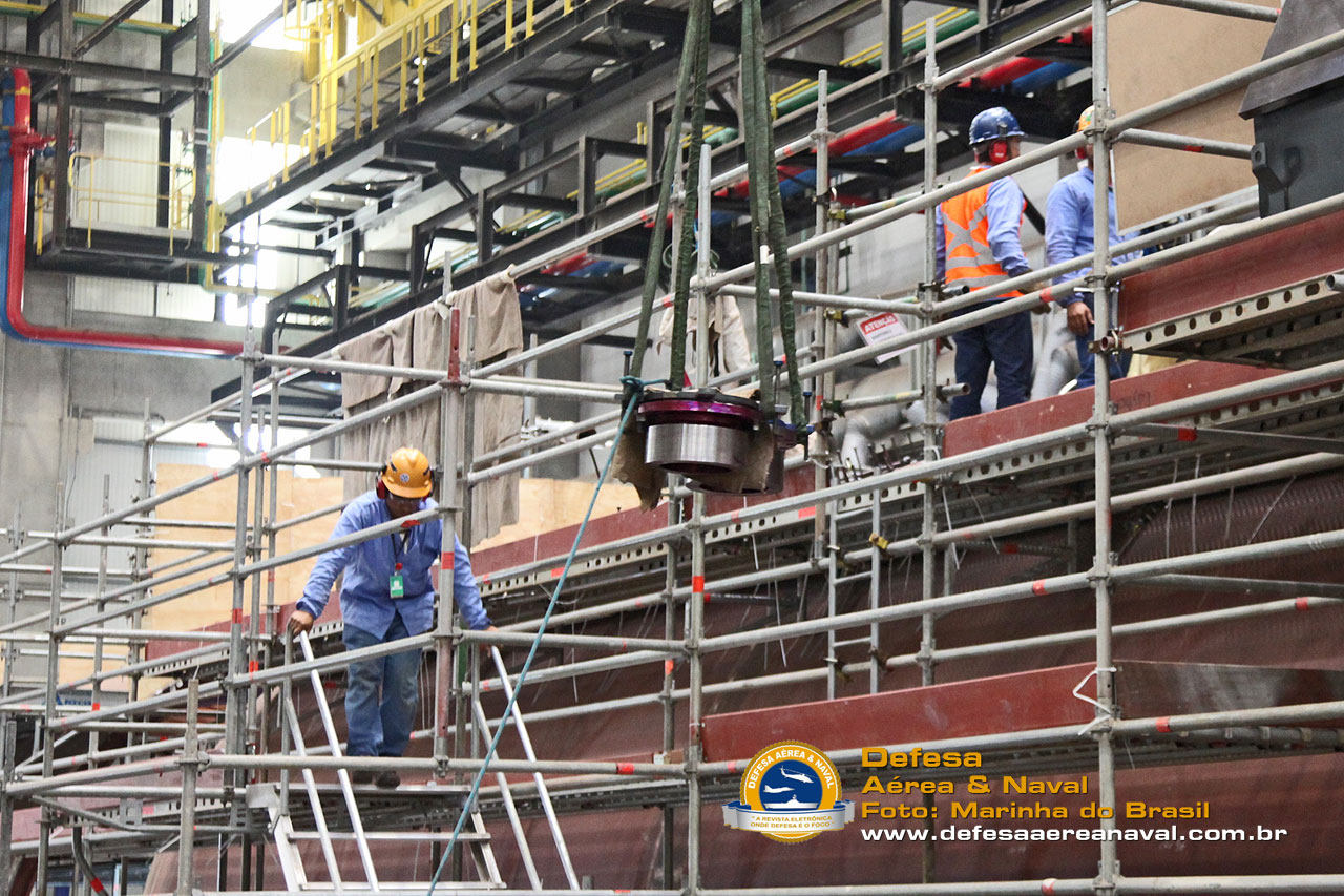 Flanges especiais para serem instalados no casco de pressão