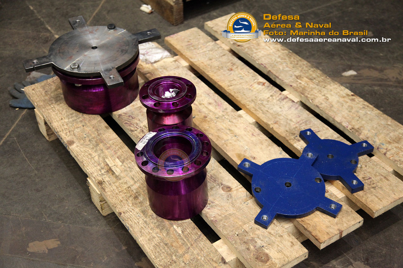 Flanges especiais para serem instalados no casco de pressão