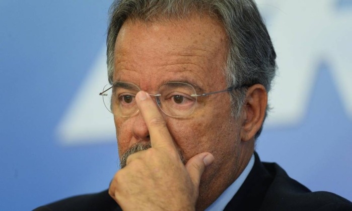 Raul Jungmann, ministro da Defesa, durante coletiva no Palácio do Planalto, em Brasília - ANDRESSA ANHOLETE / AFP
Leia mais sobre esse assunto em http://oglobo.globo.com/brasil/forcas-armadas-nao-vao-lidar-com-presos-diz-ministro-20787401#ixzz4W41zkUV3
© 1996 - 2017. Todos direitos reservados a Infoglobo Comunicação e Participações S.A. Este material não pode ser publicado, transmitido por broadcast, reescrito ou redistribuído sem autorização.