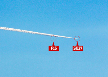 Este é o momento em que um F-16 da Força Aérea dos EUA foi fotografado envolvido em um briga com um lutador russo SU-27