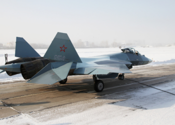 1342268 15.01.2013 Истребитель пятого поколения Т-50-4 перед взлетом на аэродроме в Комсомольске-на-Амуре. Истребитель совершил с несколькими промежуточными посадками первый длительный перелет из Комсомольска-на-Амуре в Жуковский./Пресс-служба ОАО "Сухой"