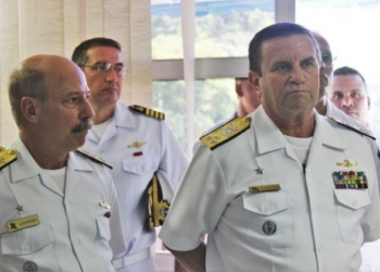 O Contra-Almirante (FN) César Lopes Loureiro (esq), atual Comandante da Divisão Anfíbia, irá substituir o atual Comandante da Força de Fuzileiros da Esquadra, Vice-Almirante (FN) Alexandre José Barreto de Mattos, que passará a ser o Comandante Geral do Corpo de Fuzileiros Navais do Brasil Foto Marcos Ommati