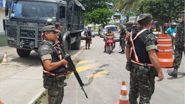 Durante três dias, a BBC Brasil presenciou policiamento na fronteira apenas uma vez, numa demonstração do Exército Foto Felipe Souza