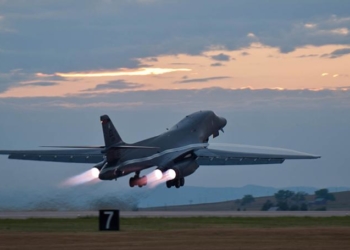 B-1 decolando - Foto  Zachary Hada