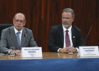 Brasília - O presidente do TSE, ministro Gilmar Mendes, acompanhado do ministro da Defesa, Raul Jungmann, diz que o eleitor se sentiu seguro e foi às urnas (Valter Campanato/Agência Brasil)