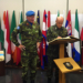 Major General Michael Beary (à esquerda) e General de Exército Menandro