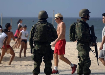 RJ - FORÇAS-ARMADAS-REFORÇO-SEGURANÇA - GERAL - Movimentação de agentes da Força de Segurança, da Polícia Rodoviária Federal, e soldados das Forças Armadas, trabalham no reforço da segurança pública na orla da praia de Copacabana, no Rio de Janeiro (RJ), na manhã deste sábado (29). Soldados do Exército foram convocados para atuar na segurança pública do estado carioca. 31/12/2004 - Foto: ALESSANDRO BUZAS/FUTURA PRESS/FUTURA PRESS/ESTADÃO CONTEÚDO