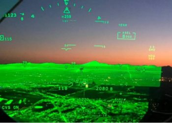 O FalconEye combina um sistema de visão aprimorado e imagens do sistema de visão sintética no HUD. (Foto: Dassault)