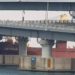 Navio cargueiro russo de 6 mil toneladas causou danos ao bater em ponte na Coreia do Sul — Foto: Associated Press