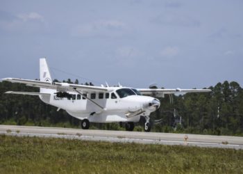 Um avião de reconhecimento leve da caravana do combate AC-208 aterra no campo de Hurlburt, Fla., Maio 3, 2018.