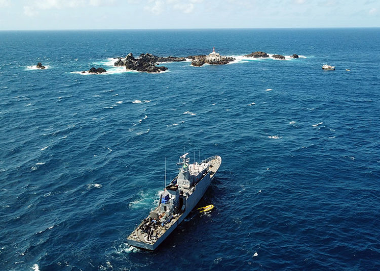 Navio Patrulha Macau (P 71) no arquipélago de São Pedro e São Paulo