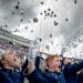 Os cadetes da Academia da Força Aérea dos Estados Unidos jogam seus quepes no ar enquanto os Thunderbirds voam sobre suas cabeças durante a cerimônia de formatura dos cadetes no Estádio Falcon, quinta-feira, 30/05/2019, em Colorado Springs, Colorado. ANDREW HARNIK / AP