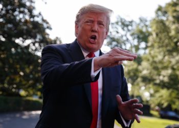 O presidente Donald Trump conversa com repórteres antes de partir para a cerimônia de formatura da Academia da Força Aérea, quinta-feira, 30 de maio de 2019, em Washington. Foto: EVAN VUCCI / AP
