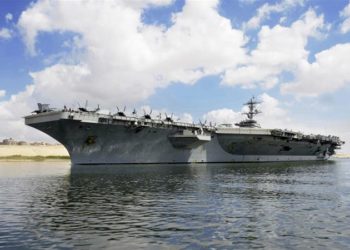 O USS Abraham Lincoln navega para o sul no Canal de Suez em 9 de maio a caminho do Golfo - AP