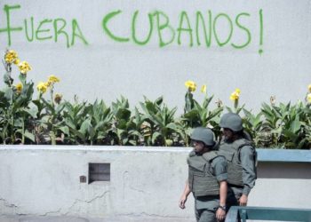 Ex-oficiais venezuelanos em exílio na Colômbia dizem que os militares cubanos estão na Venezuela há duas décadas. (Foto: Juan Barreto, AFP)