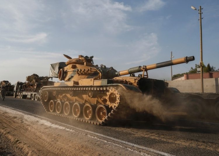 Carros de combate turcos a caminho da Síria